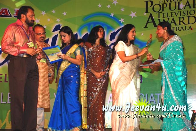 Singer Daleema receiving award from Urmila Unni